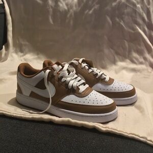 Nike Women’s  Brown and White Sneakers
Brand New in Box 
Women’s size 7.5
